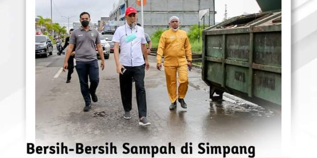 Bersih-Bersih Sampah di Simpang Ombak-Anggur, Wali Kota Dumai Terus Ajak Masyarakat Agar Peduli Terhadap Lingkungan