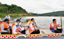 Gaya Jokowi Naik Perahu Naga Saat Resmikan Bendungan Ladongi