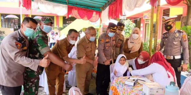 Pj Sekdakot Tanjungbalai Tinjau Pelaksanaan Vaksinasi Massal Anak Usia 6 – 11 Tahun di Beberapa Sekolah Dasar Di Kota Tanjungbalai