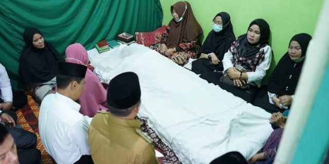 Plt Wali Kota Tanjungbalai Melayat ke Rumah Duka Salah Seorang ASN Pemkot Tanjungbalai