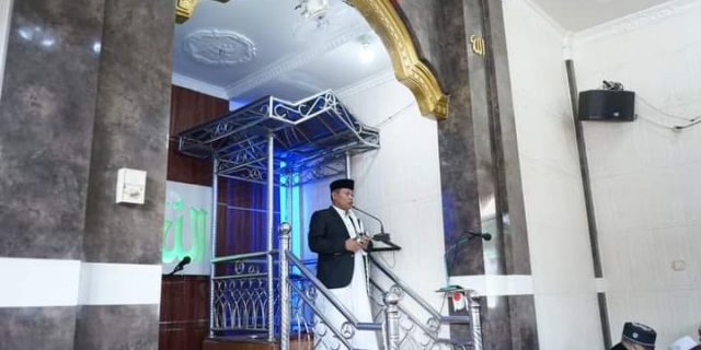 Plt Wali Kota Waris Thalib Menjadi Khatib Salat Jumat di Masjid ittihadul ibadah Kelurahan Muara Sentosa