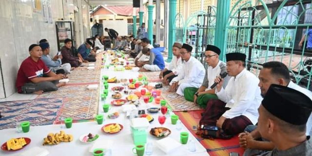 Plt Wali Kota Tanjungbalai Buka Puasa Bersama Warga di Masjid Taqwa Kelurahan Pantai Burung