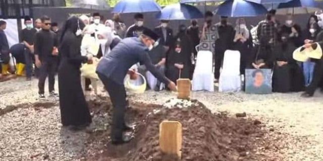 Jenazah Eril Selesai Dimakamkan, Ridwan Kamil dan Keluarga Tabur Bunga di Pusara