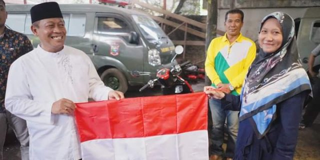 (Plt) Walikota Tanjungbalai Turun Langsung ke Jalan Untuk Memberikan Bendera Merah putih Kepada Masyarakat Tanjungbalai