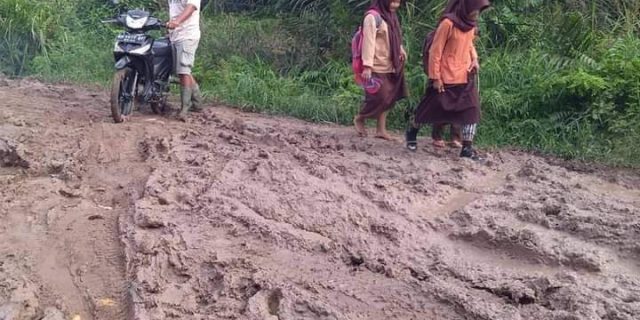 Sungguh Miris, Puluhan Siswa di Bulu Hala, Kecamatan Sungai Sembilan Harus Berjuang Untuk Sampai Ke sekolahnya