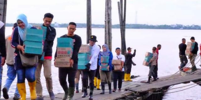 Pemkab Meranti Kembali Serahkan Bantuan Bagi Warga Terdampak Banjir di Rangsang Barat