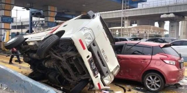  Kecelakaan Beruntun di Gerbang Tol Halim Utama, 5 Mobil Terlibat Dalam Kecelakaan