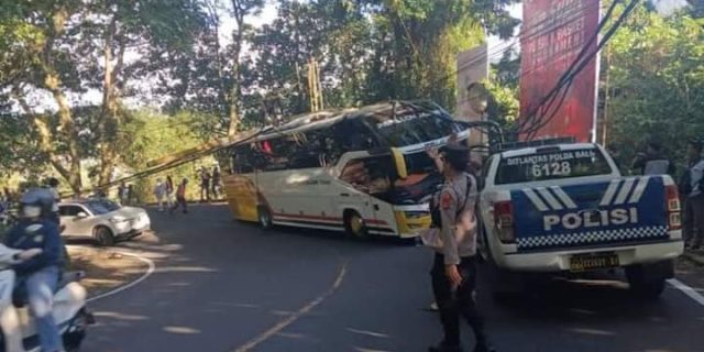 Bus Study Tour Pelajar SMP Dari Yogyakarta Tertimpa Tiang Listrik di Bali