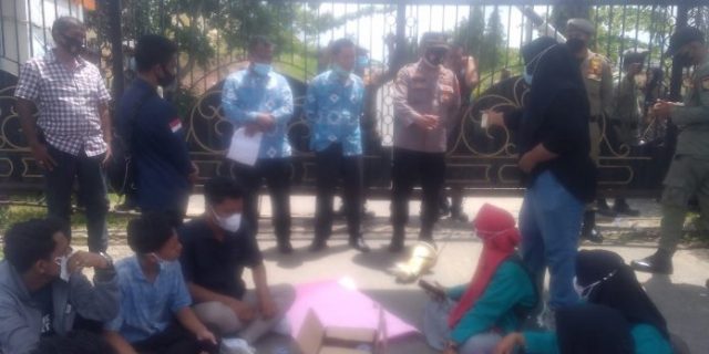 Aksi Demo di Kantor Bupati Labusel, Minta Pemberian Beasiswa Tidak Pilih Kasih