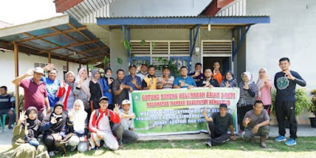 Camat Mandau Gotong Royong Dan Tinjau Drainase di Kelurahan Gajah Sakti Kabupaten Bengkalis