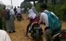 Siswa Tiga Sekolah Di Labusel Terpaksa Berjibaku Lintasi Jalan Rusak Menuju Sekolah