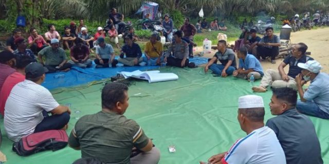 Warga Hutagodang Sei Kanan Labusel Blokade Jalan PT STA Tanjung Marulak