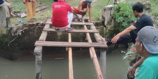 Warga Dusun X Dan Dusun XI Desa Kolam Medan Membangun Jembatan Dengan Swadaya Masyarakat