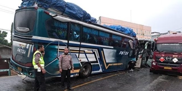 Lakalantas Di Rohil Bus PMTOH VS INTRA Supir Alami Patah Tangan Dan Kaki