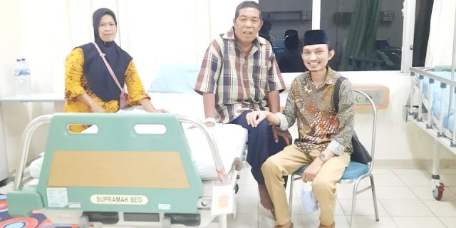 Relawan kesehatan Idris Bantu Warga Berobat diRSUD Arifin ahmad Provinsi Riau