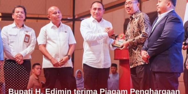 Bupati H.Edimin Terima Piagam Penghargaan Capaian Opini (WTP) LKPD 10 (sepuluh) Kali Berturut-turut Dari Gubernur Sumatera Utara