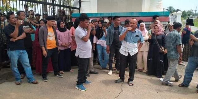 Masyarakat Tanjung Marulak Labusel Demo Di Kantor Bupati Terkait Persoalan Tanah Di Desa Huta Godang, Sungai Kanan