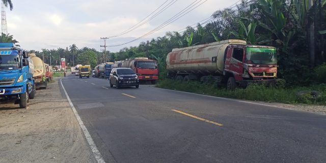 Diminta Warga Evacuasi Bangkai Mobil Yang Bersemayam Di Dekat SPBU Pinang Awan