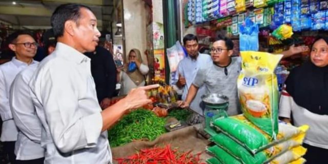 Presiden Joko Widodo Sapa Pedagang Di Pasar Gelugur Rantau Prapat