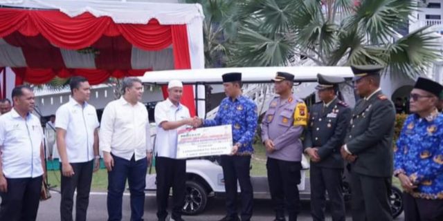 GM PT.PN IV Regional l DLAB II Sei Kebara Serahkan CSR Berupa Mobil Buggy Kepada Pemkab Labusel