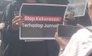 Ratusan. Massa Jurnalis Demo Di Polda sumut Usut Tuntas Kasus Pembakaran Rumah Wartawan & Minta Mabes TNI Turun tangan