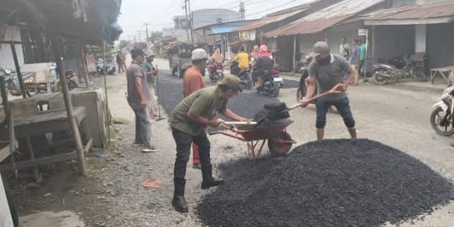 Hambah Allah Berikan Bantuan Aspal 10.Ton /1 Damtruk Melalui Saudara Romy Purba
