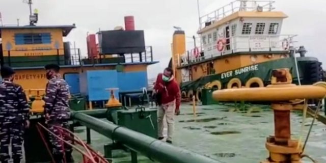 KRI Sigurot-864 Berhasil Menangkap Tugboat Muatan PAO dari Dumai Menuju Malaysia