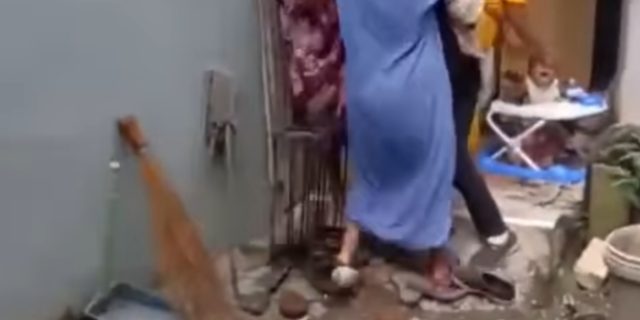 Emak-emak di Gresik Ditagih Utang Malah Ngamuk, Lempar Mangkok ke Petugas Mekar Hingga Kepala Bocor