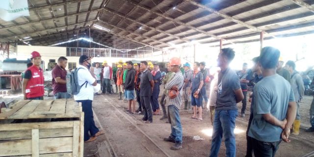 Kades Sukarame Baru Lakukan Sidak Prokes Covid-19  Terhadap Puluhan  Pekerja Di PT Grahadura Leidong Prima Bakrie Sumatera Plantation