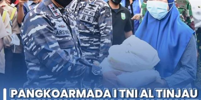 Pangkoarmada I TNI AL Tinjau Serbuan Vaksinasi dan Bhakti Sosial