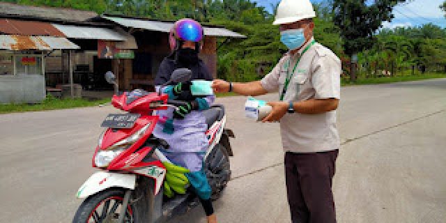 Aksi Peduli , Apical Group Dumai Bersama Forkopimcam Bagikan Masker Untuk Warga Cegah Covid – 19